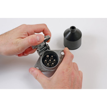 CONNECT 7 Pin 24 Volt Metal Socket Pk 1